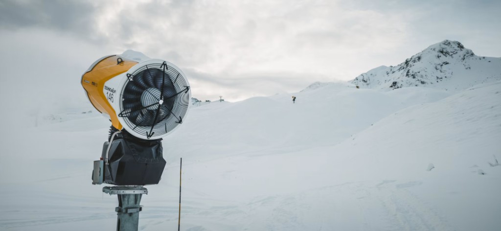 Sneeuwkanon op een piste